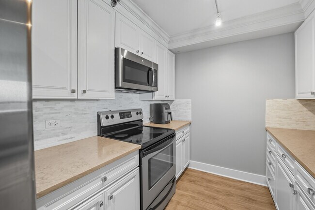 Building Photo - 345 N La Salle Dr