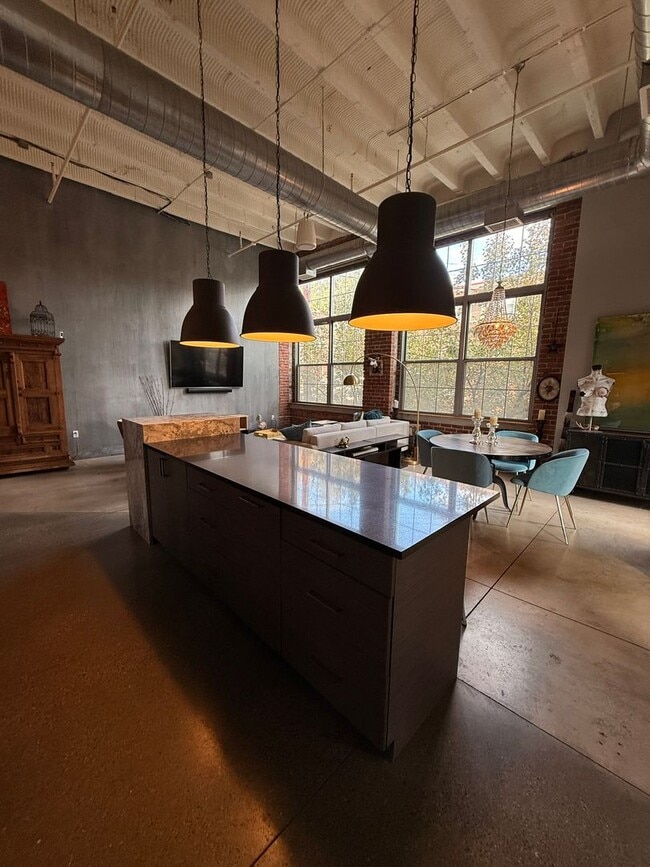 Building Photo - Fully Furnished!! Ready NOW! Sleek & Modern