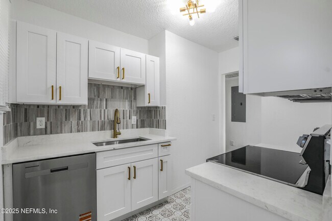 Building Photo - 5246 Sunderland Rd