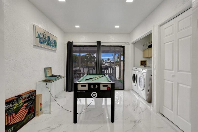 Building Photo - 5434 SW 25th Ave