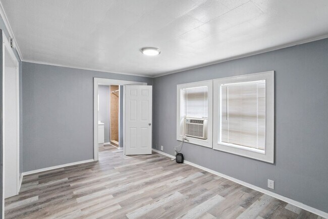 Building Photo - 3/2 NEWLY  ****MOVE IN READY**** Apply Today for just $75****$1795 per month ** Move in by Decemb...