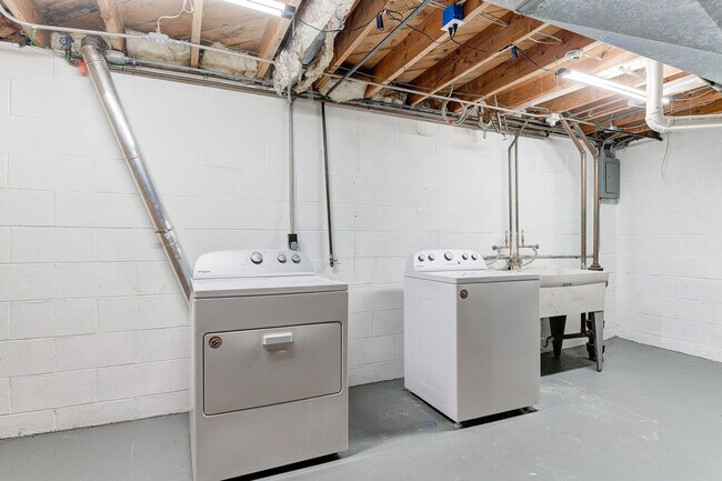 Building Photo - 2421 Saratoga Rd