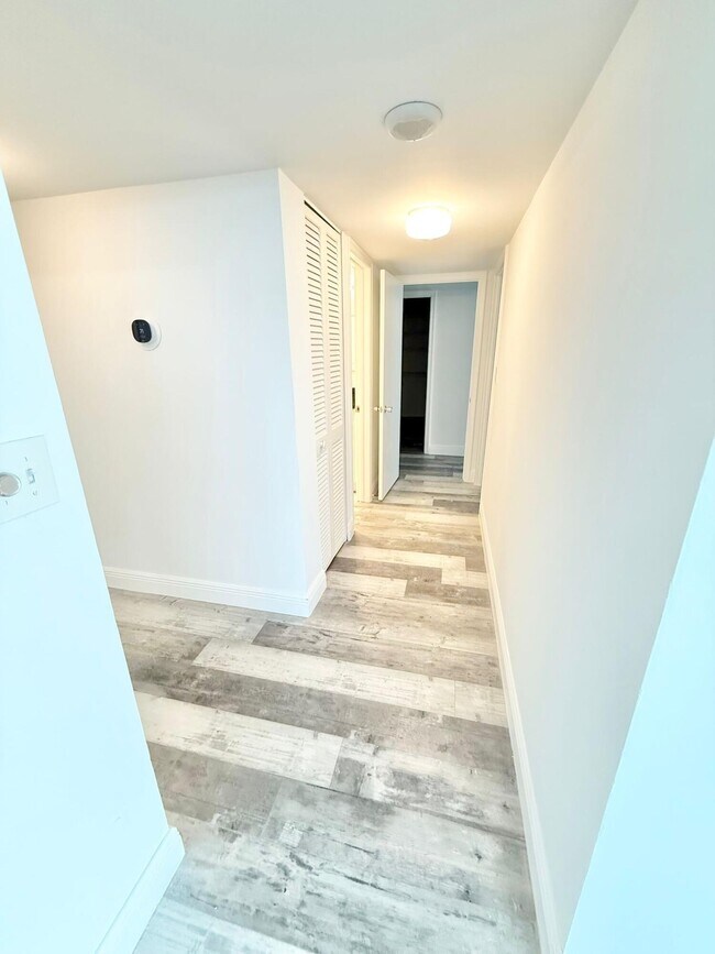Building Photo - 1150 Hillsboro Mile