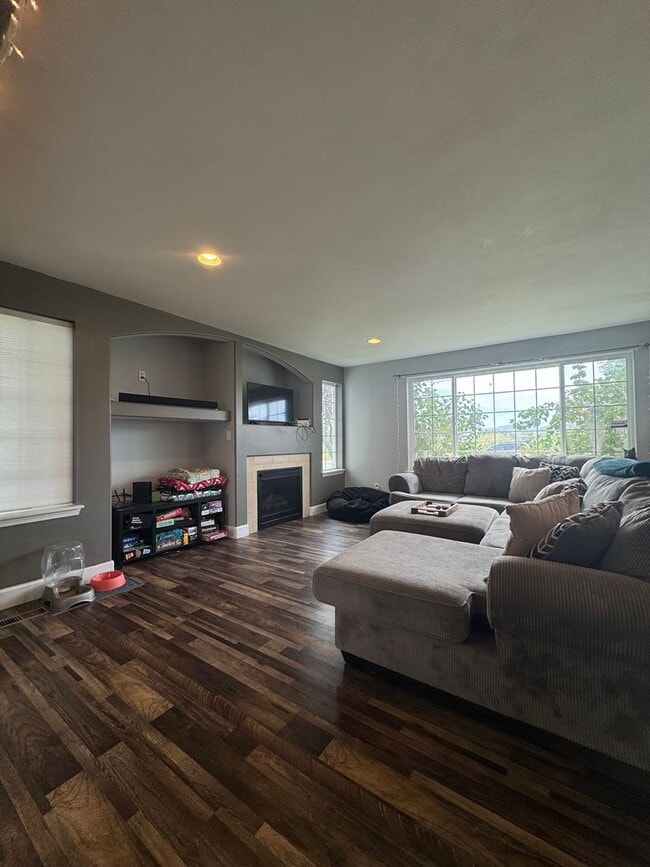 Building Photo - HUGE PET FRIENDLY Rental