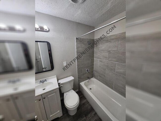 Building Photo - 741 Lynda Dr