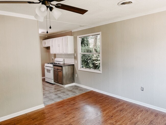 Building Photo - 3 Bdrm 1 Bath in Millington