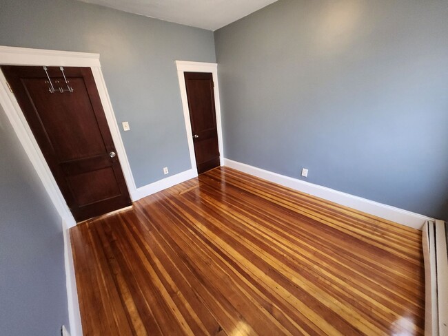 Building Photo - First Floor 3 Bd 1 Bath Available Now on W...