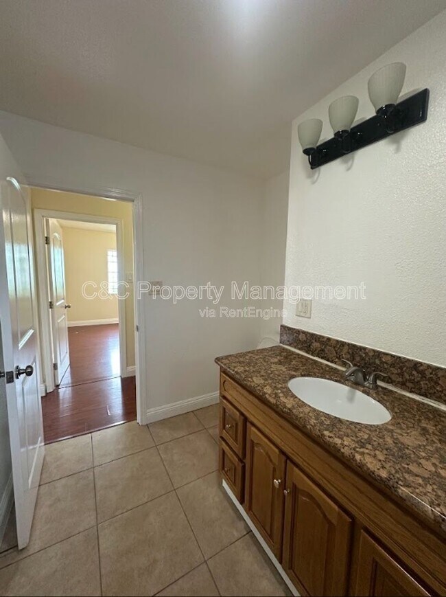 Building Photo - 1143 W 91st St