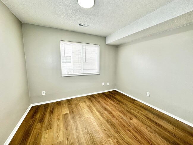 Building Photo - Welcome to Your Newly Renovated 2-Bedroom,...