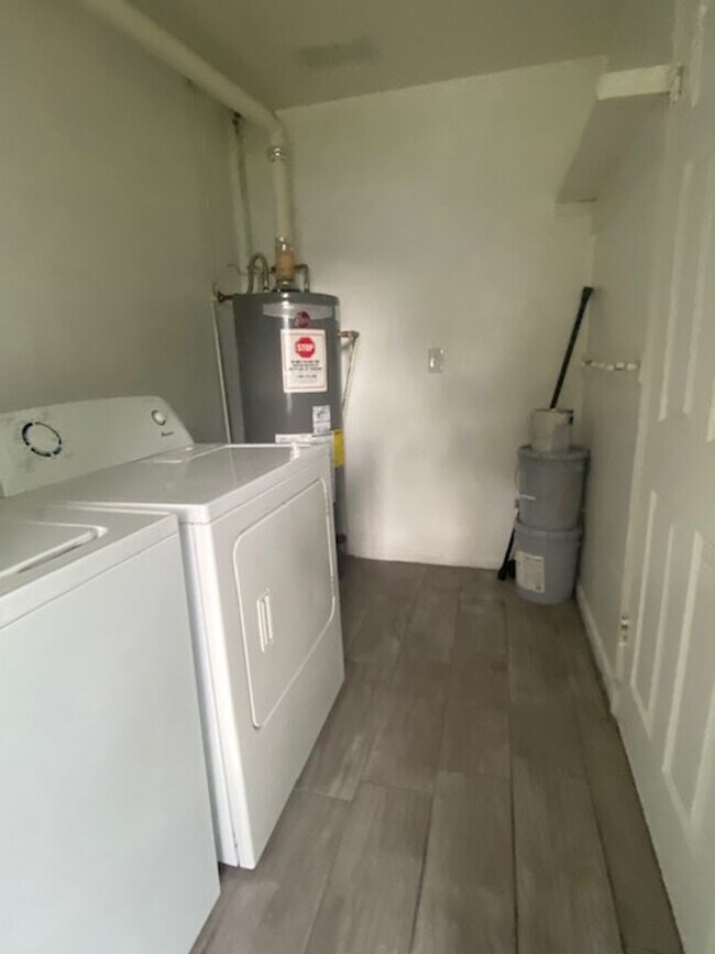 Building Photo - 3 Bed 2 Bath Home | Fenced Yard | Pet Frie...