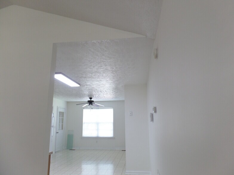Building Photo - 2047 Horncastle Dr