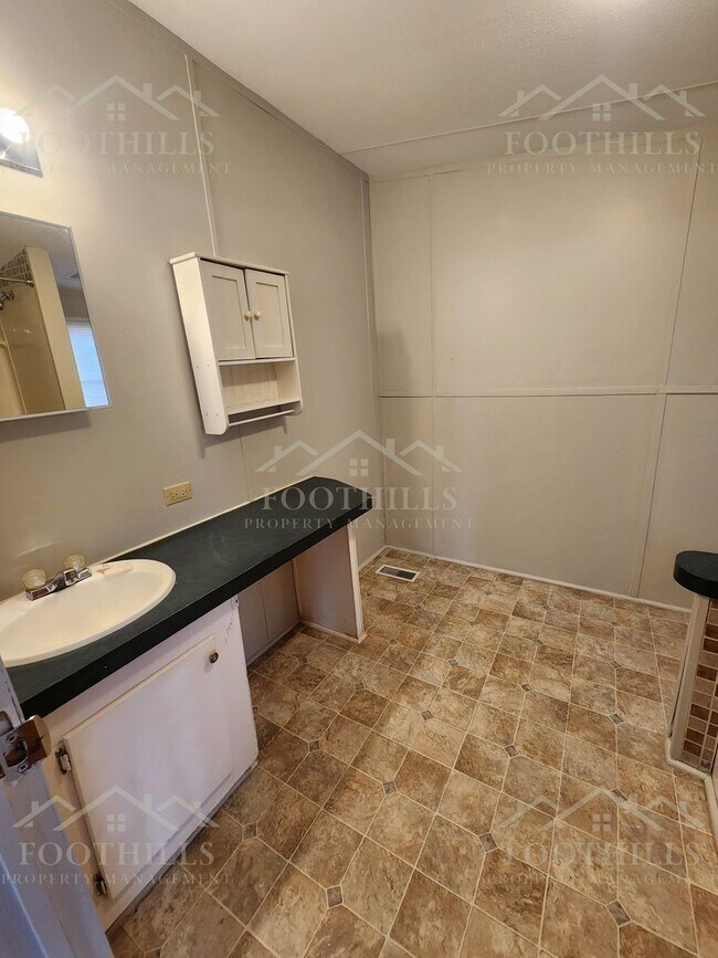 Building Photo - 924 Lebanon Rd