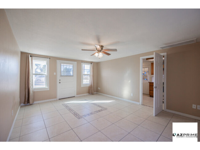 Building Photo - Charming 2/1 Phoenix House in a Prime Loca...