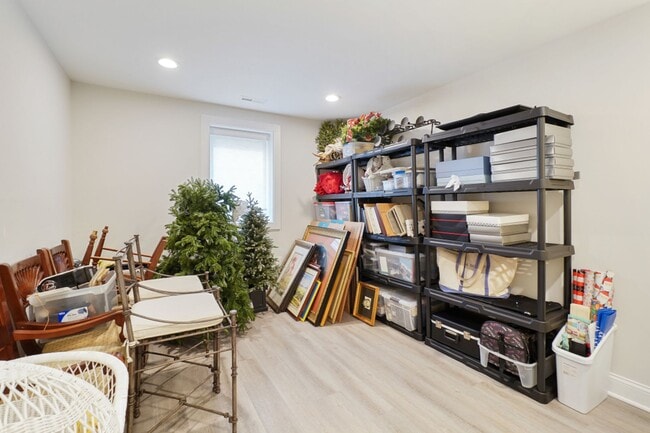 Building Photo - ELEGANT AND SPACIOUS 5 BEDROOM 3 FULL BATHROOM HOME IS AVAILABLE 3-1-2026  IN THE ROSEMARY HILLS ...