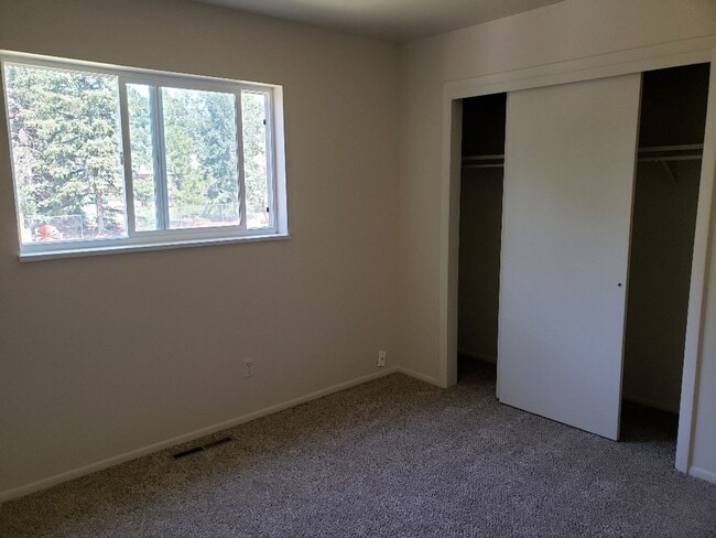 Building Photo - Nice 4 bedroom, 2 bath split level home
