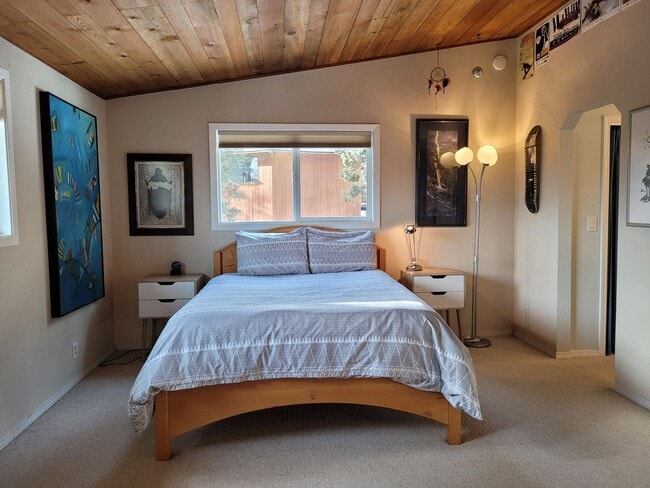 Building Photo - Spacious House, Front & Back Porch! Awbrey Butte Hillside with Mountain Views. Furnished 30-Day Min.