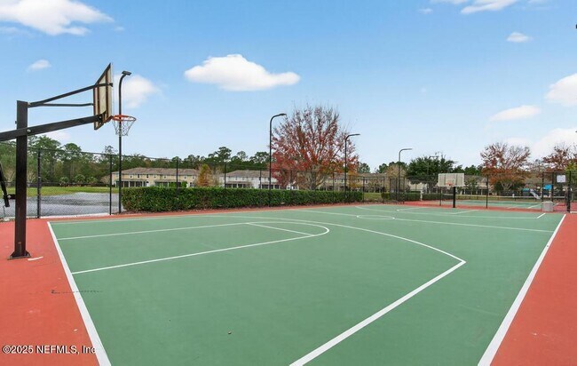 Building Photo - 411 Walnut Dr