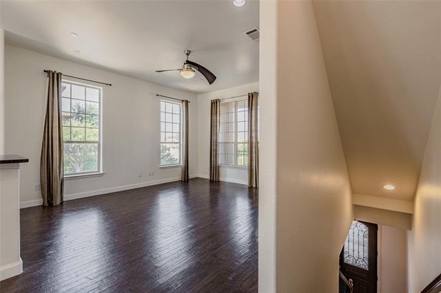 Building Photo - 602 Arbol