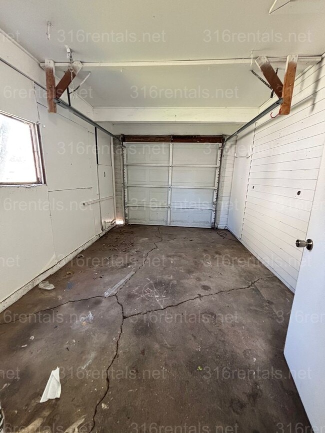 Building Photo - Three bed one bath House Available Now!