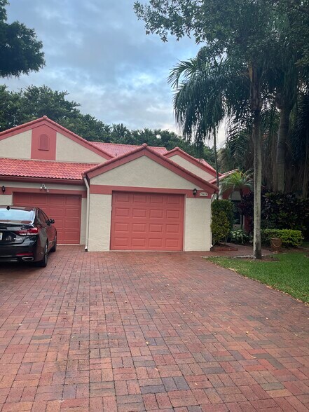 Front Garage Entrance - 7942 Lexington Club Blvd