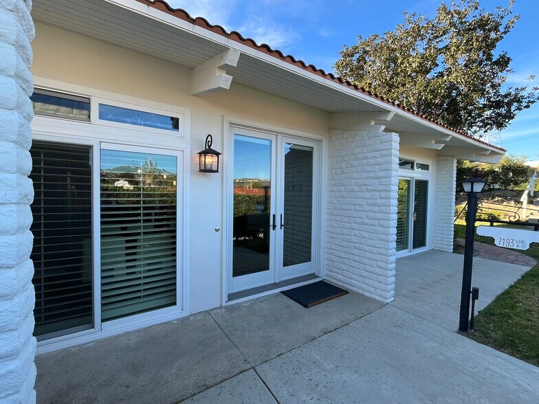 Entry - 7193 Estrella de Mar Rd