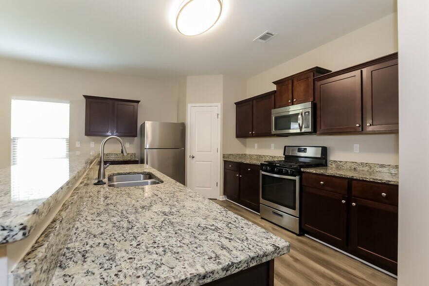 Building Photo - 1044 Sutherland Dr