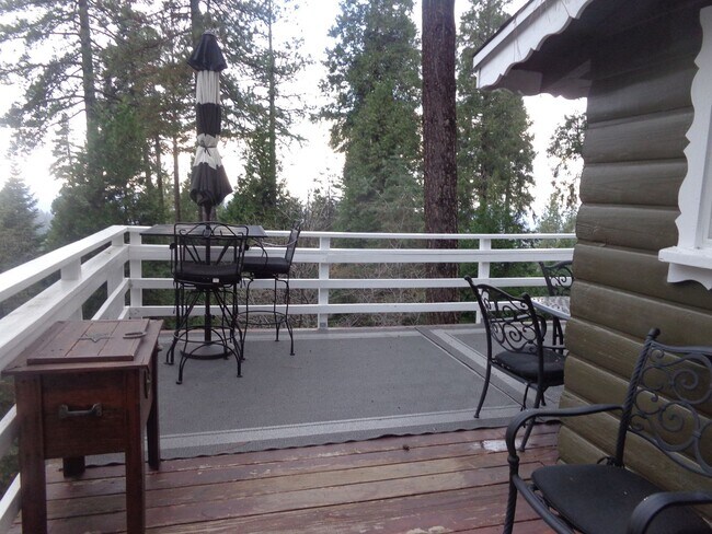 Building Photo - 4 BEDROOM ON KNOLL CIRCLE