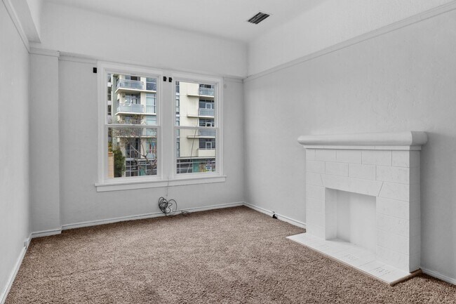 Building Photo - Lovely Hillcrest One bedroom apartment