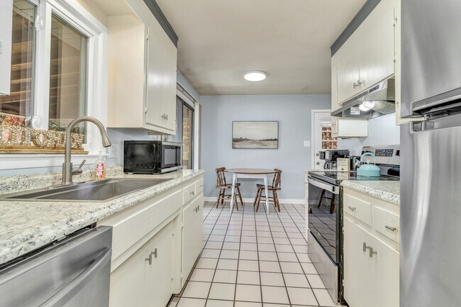 Building Photo - 1011 Old US Hwy 70