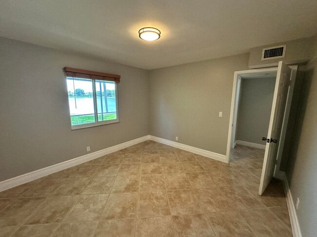 Building Photo - 17 Tara Lakes Dr E