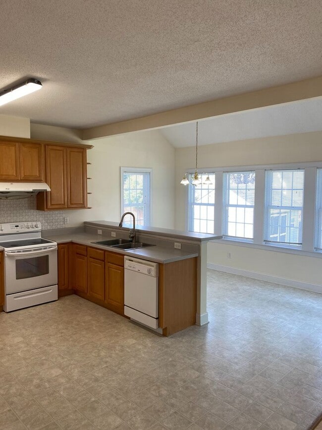 Building Photo - Stunning 4bdrm/2.5bth Home w/Loft Located ...
