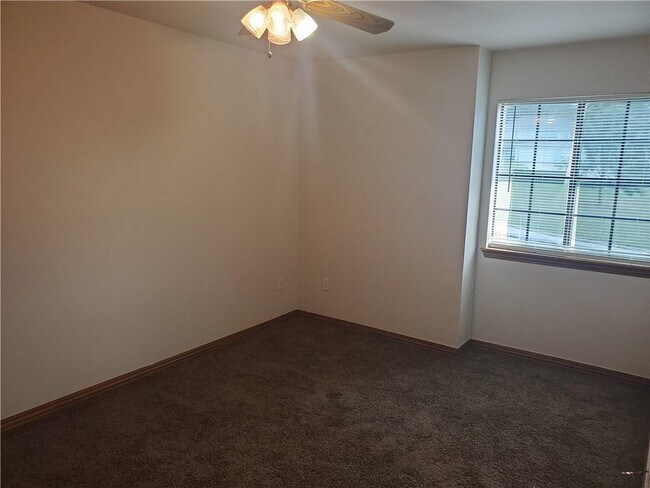 Building Photo - 2932 E Sterling Ct