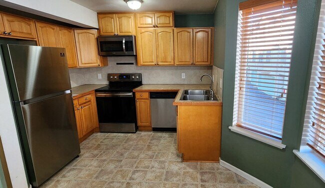 Building Photo - Spacious 2 bedroom Townhome w/ 2 car garage