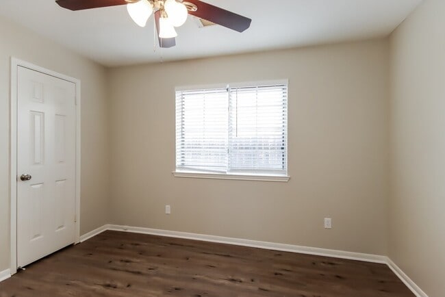 Building Photo - 906 Wisdom Dr