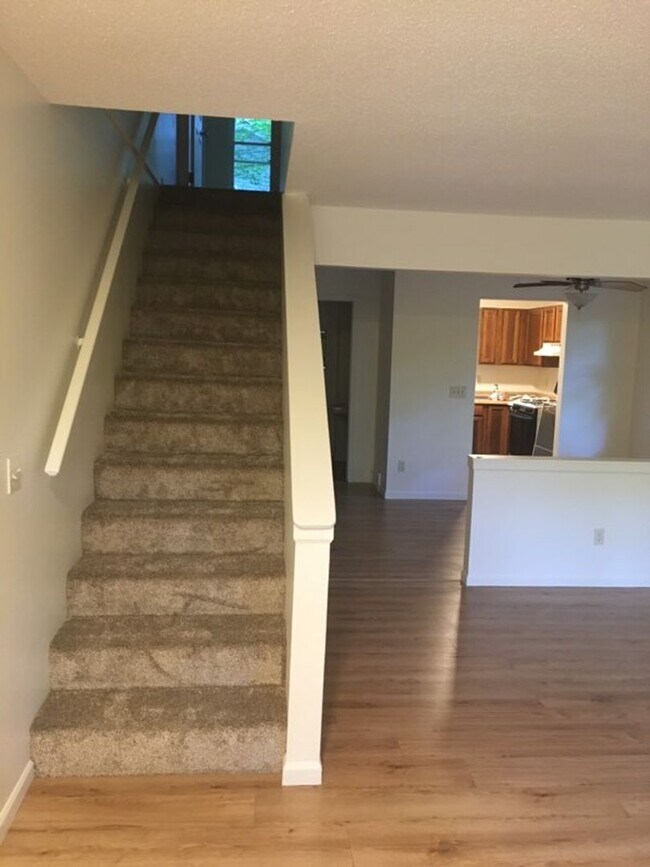 Building Photo - SPACIOUS 2 BEDROOM IN HOLIDAY HILLS AREA