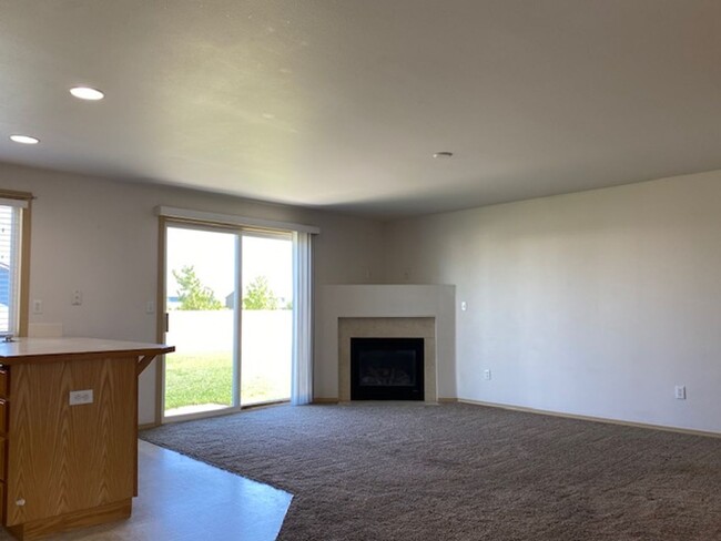 Building Photo - Large Corner Lot 4BR, 2.5BA Cheney Home In...