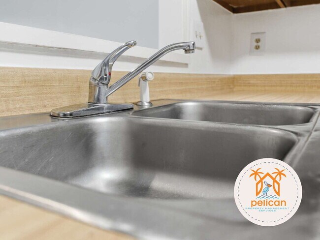 Building Photo - Bright townhome in the heart of Pensacola