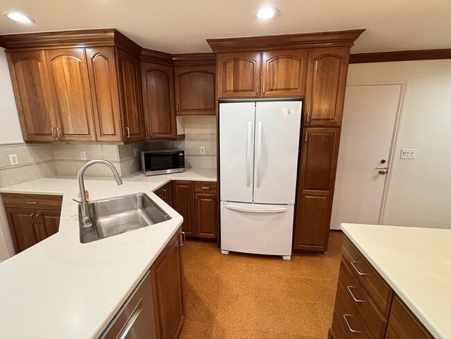 Building Photo - 485 Butterfield Pl