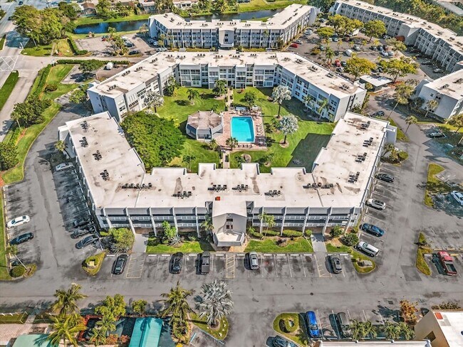 Building Photo - 6570 Royal Palm Blvd