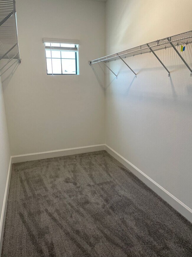 Building Photo - AVAILALBE NOW!! TOWNHOME IN HIGHLY DESIRAB...