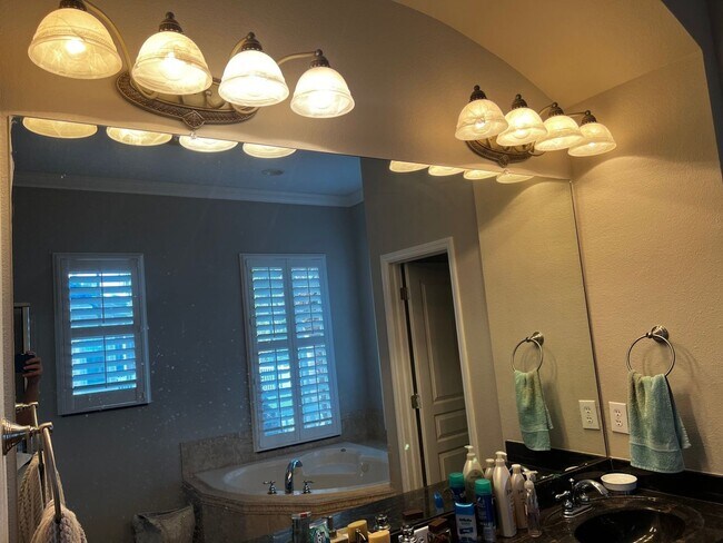 Building Photo - 6 Bedroom Single Family Home in Apollo Beach