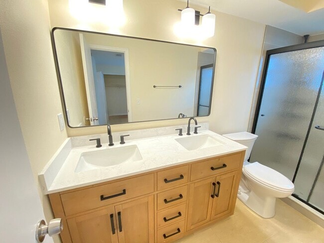 Building Photo - Wow! 2 bedroom, 2.5 bath, two story townho...