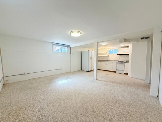 Building Photo - Charming Craftsman in Phinney Ridge - AVAILABLE NOW!