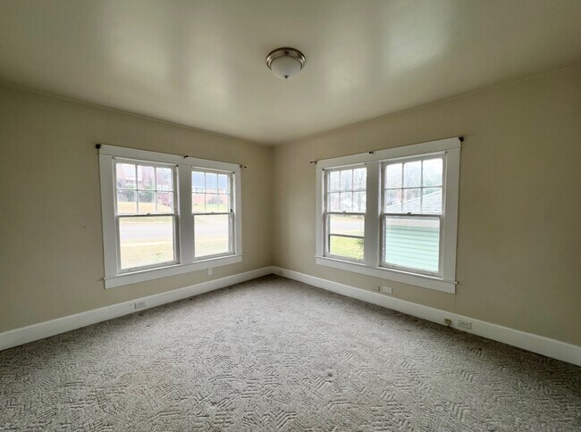 Building Photo - 1532 Graymont Ave W