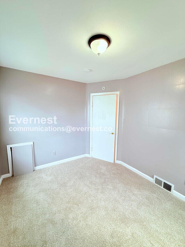 Building Photo - 3 Bed/1 Bath Home with Detached Garage / Vouchers Accepted / Available Now!