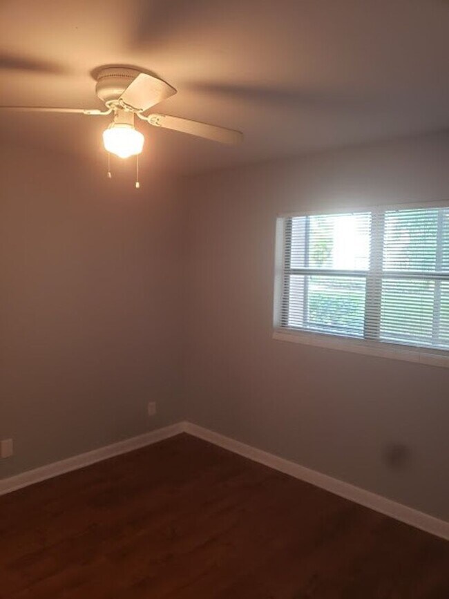 Building Photo - COMING SOON! 1 BED 1 BATH IN THE HEART OF SUNRISE
