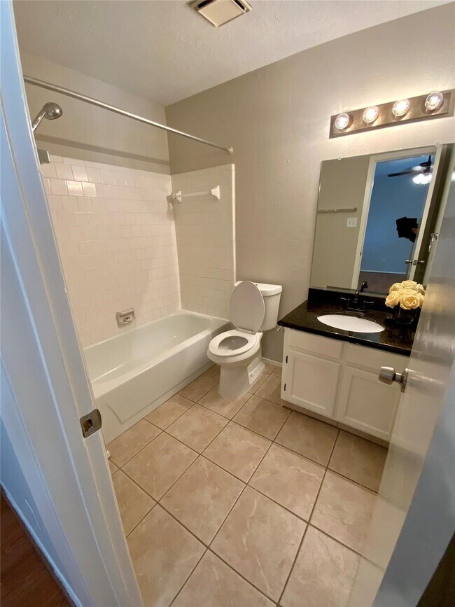 Building Photo - 1139 W Brompton Dr