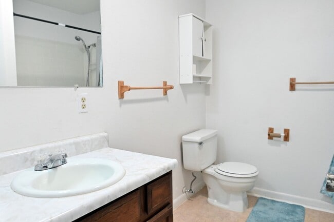 Building Photo - 2 bed 1 Bath townhouse