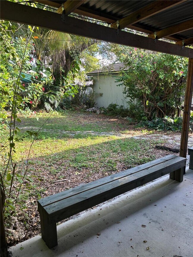 Building Photo - 705 E 9th Ct