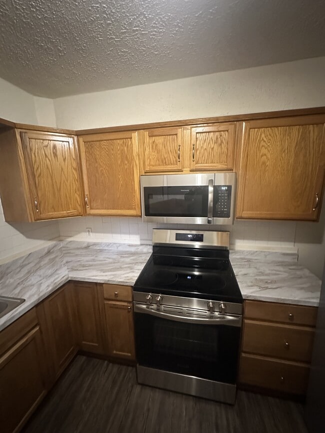 Building Photo - 717 Melrose Ave